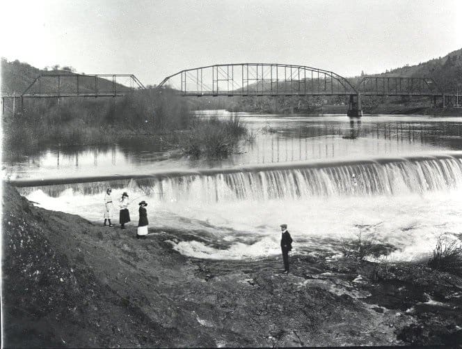 Black and White photo of the Winchester Dam in Winchester, Oregon